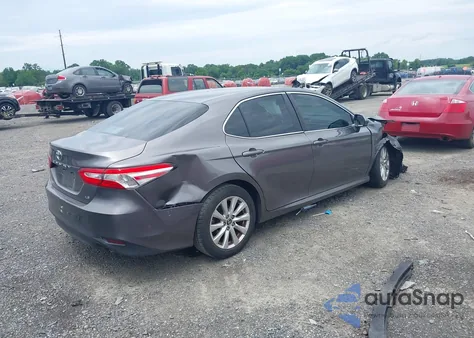2018 Toyota Camry Le z USA, uszkodzony, nr VIN 4T1B11HK1JU590202